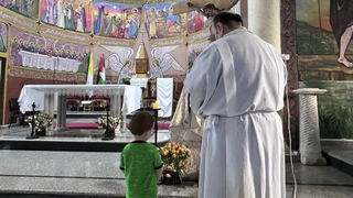 Romanelli, con un niño en la iglesia de la Sagrada Familia
