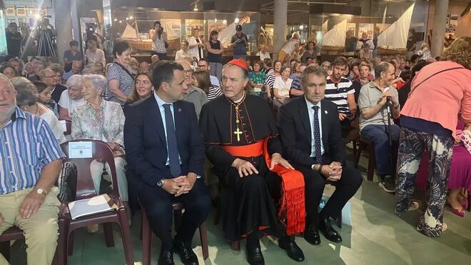 Artime conversa con el consejero Guillermo Peláez. A su lado, el alcalde de Gozón