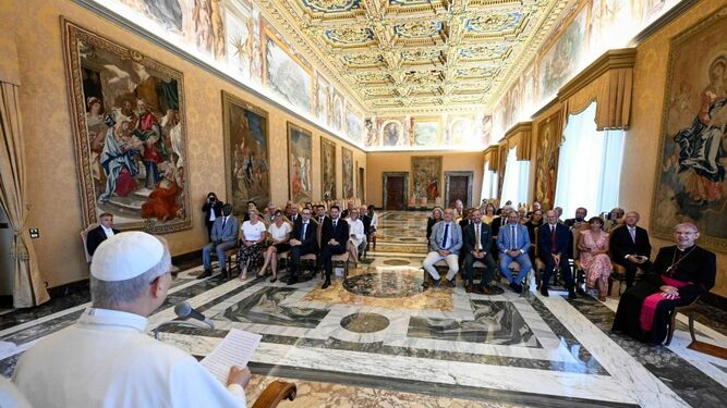 León XIV recibe a una delegación de políticos y personalidades civiles de Val de Marne, en la diócesis francesa de Créteil.
