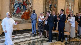 León XIV llega a la audiencia con la delegación francesa