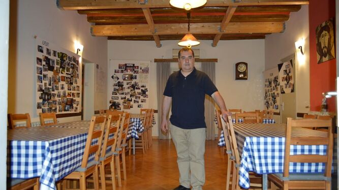 Enric en el comedor del albergue