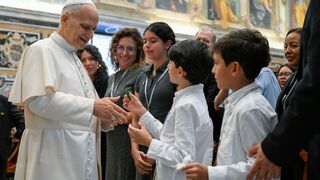 León XIV, durante la audiencia, saluda a unos niños / @Vatican Media