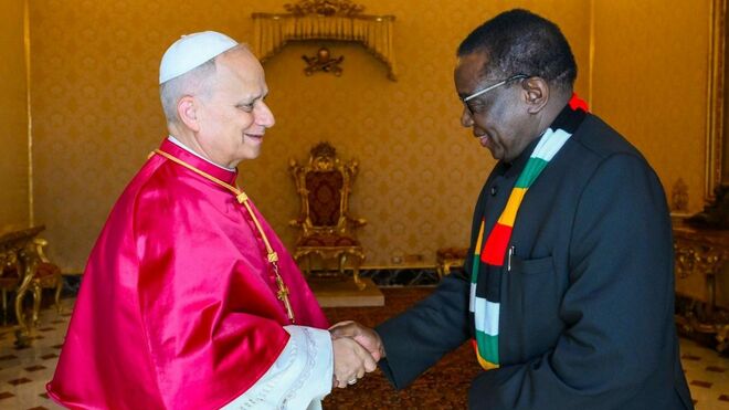 León XIV y el presidente de Zimbabue, Emmerson Dambudzo Mnangagwa