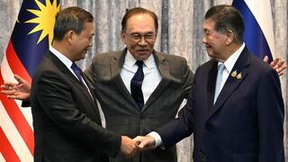 Apretón de manos entre los primeros ministros de ambos países el 28 de julio