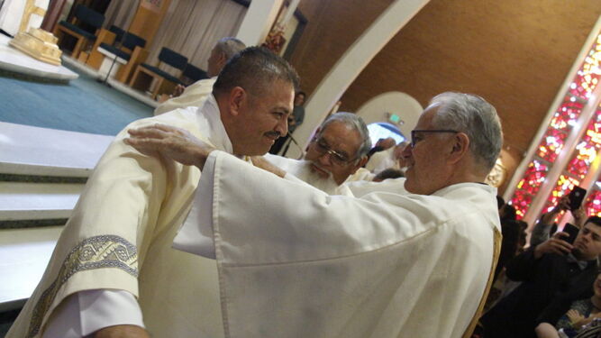 Abrazo entre sacerdote y diácono