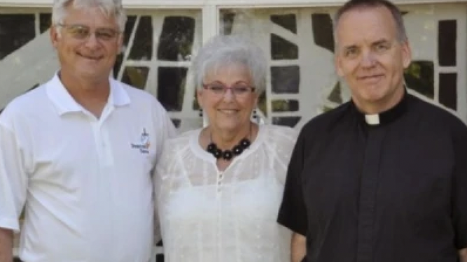 El diácono Dave Bablick, Ginny Bablick y el padre John Anderson