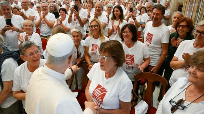 El Papa saluda a miembros de la Opera San Francesco per i Poveri de Milán