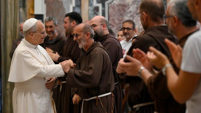 Papa León saluda al grupo de la ‘Opera San Francesco per i Poveri’ de Milán