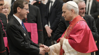 Isaac Herzog saluda a León XIV tras su entronización papal