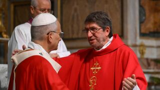 El P. Moral saluda a León XIV al concluir la misa de inicio del capítulo general