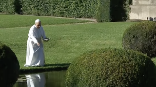 León XIV lanza comida a los peces en el estanque del "Borgo Laudato si"