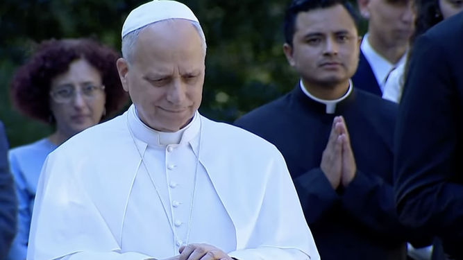 León XIV reza en el Jardín de la Virgencita, centro espiritual del Borgo Laudato si