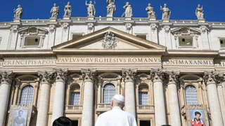 León XIV, ante las imágenes de los nuevos santos Carlo Acutis y Pier Giorgio Frassati
