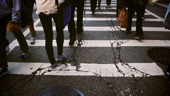 Gente caminado por la calle