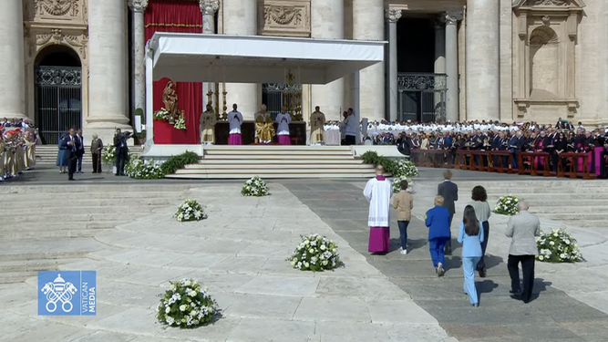 Procesión con las ofrendas en la canonización de Acutis y Frassati