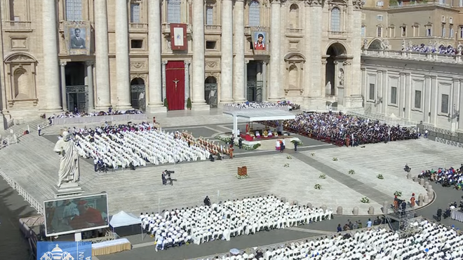 La basílica de San Pedro, con las imágenes de los nuevos santos