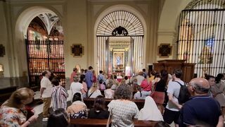 Visitantes visitan las reliquias de los santos Frassati y Acutis en San Ginés