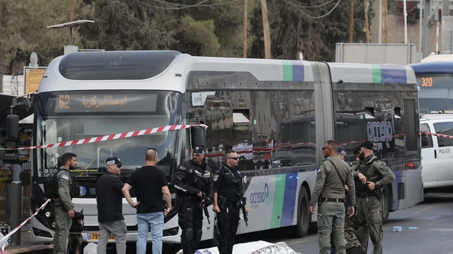 Policías israelíes en el lugar de un ataque a tiros en Jerusalén