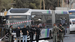 Policías israelíes en el lugar de un ataque a tiros en Jerusalén