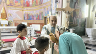 El P. Romanelli, en una ceremonia en la parroquia de la Sagrada Familia