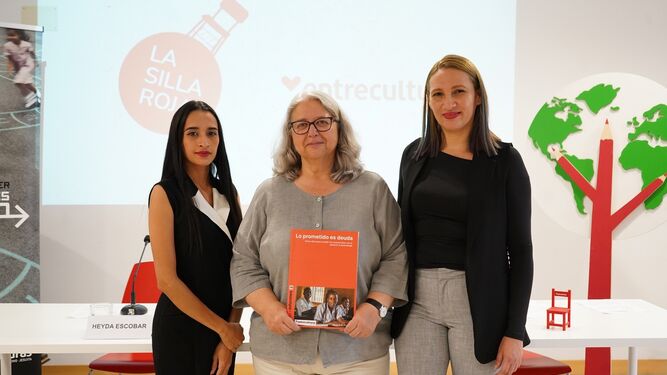 Las participantes en la presentación de “Lo prometido es deuda”