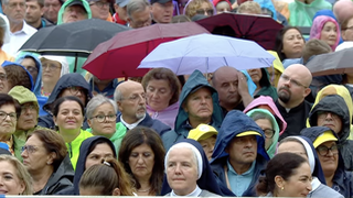 Fieles bajo la lluvia escuchan la catequesis del Papa