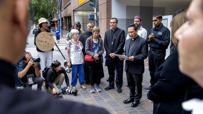 Michael Pham y otros líderes religiosos acompañan a los inmigrantes durante sus audiencias