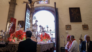 Foto de archivo de la imagen del Cristo de La Laguna saliendo de su santuario. EFE/Ramón de la Rocha