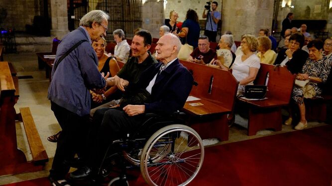 El cura Lluís Bonet, quien fue párroco de la Sagrada Familia, entre los asistentes al acto
