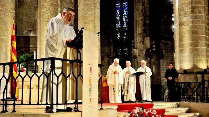 Entre los concelebrantes de la eucaristía, han estado presentes curas como Salvador Pié, párroco de la basílica de Santa María, o Josep Maria Domingo, vicario general la diócesis de Sant Feliu de Llobregat