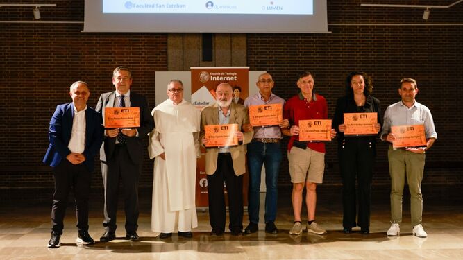 Entrega de diplomas a los egresados de la ETI