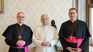 León XIV con el Presidente y el Secretario de la Pontificia Comisión para la Protección de Menore