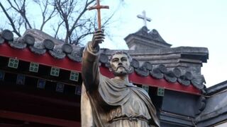 Estatua de San Francisco Javier frente a la Catedral de San José en Pekín, China