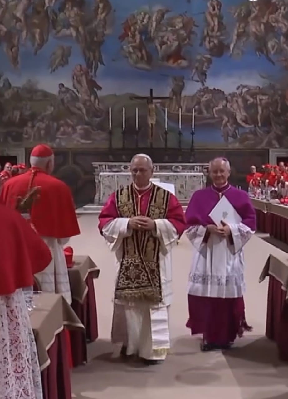 Leon XIV apenas elegido y revestido como papa