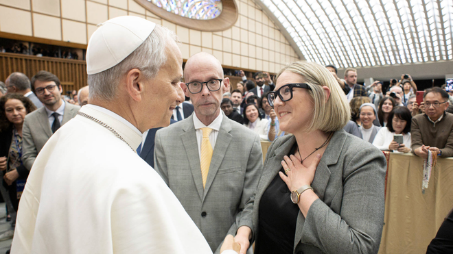 Elise Ann y John Allen, con León XIV