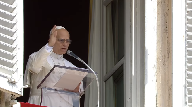 León XIV saluda a los fieles en el Angelus