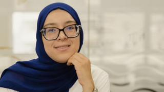 Retrato de Yousra Jellam, usuaria de CODENAF que actualmente trabaja en Atende