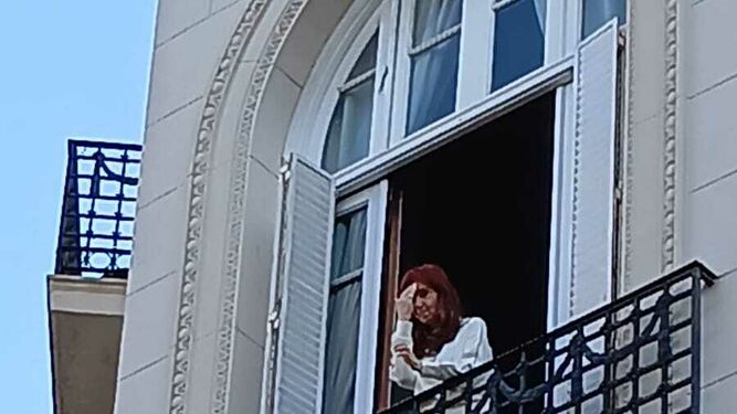 Cristina salió al balcón