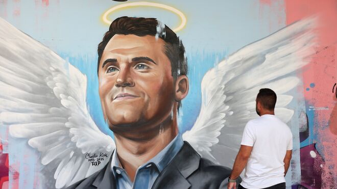 Mural de Charlie Kirk caracterizado como un ángel