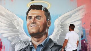 Mural de Charlie Kirk caracterizado como un ángel