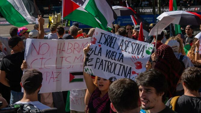 Protestas contra el genocidio en la Vuelta