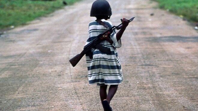 Cientos de miles de niños y niñas son reclutados en todo el mundo para combatir en ejércitos y ser explotados