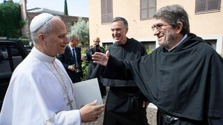 León XIV, con el ex prior y el prior de los agustinos