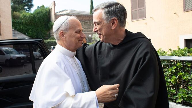 León XIV, con el nuevo superior de los agustinos