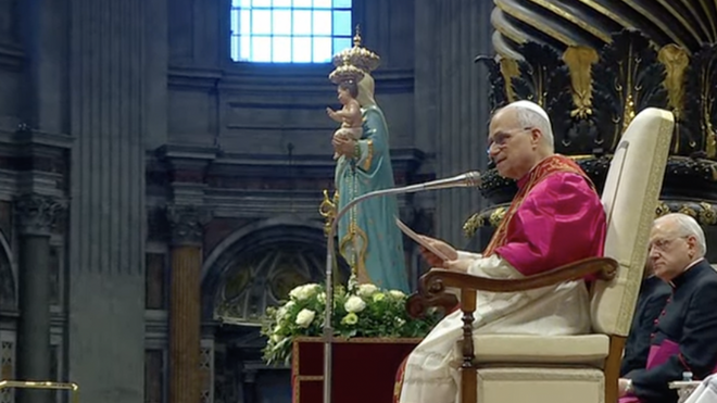 El Papa lee su homilía