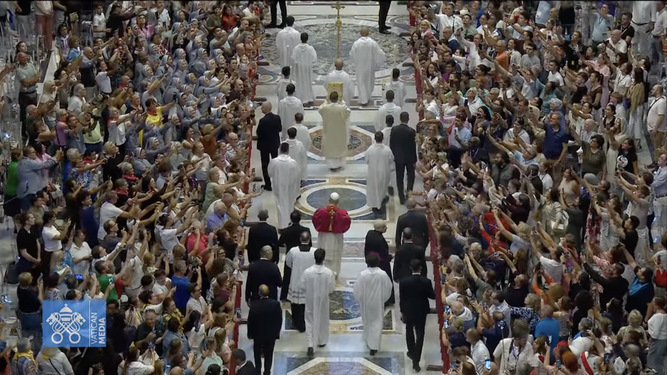 El Papa, durante la procesión de entrada para la vigilia del Jubileo de la Consolación