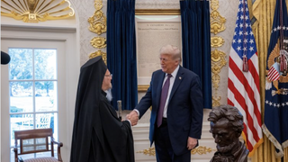 Bartolomé I saluda a Trump en el Despacho Oval