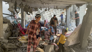 Niños entre los escombros de Gaza