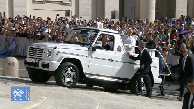 El Papa llega en el coche a presidir la audiencia general