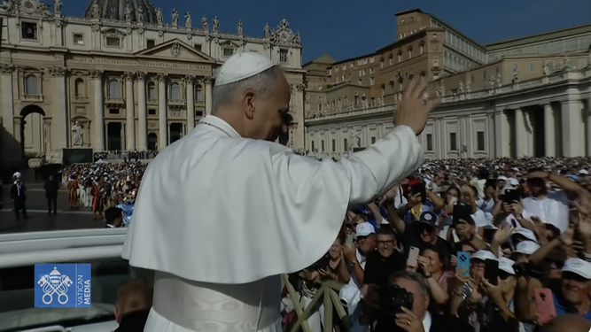 El Papa, en su recorrido por la plaza de san Pedro